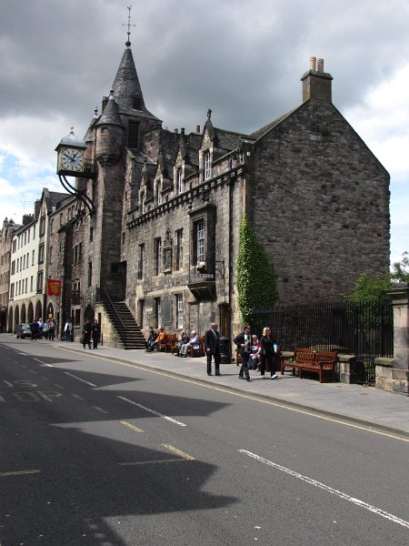 royal mile_peoples story.jpg - Één van de gebouwen aan The royal mile, the people's story. Het pand waar dit museum in is gehuisvest heet The Canongate Tolbooth. Vroeger gebruikt voor het innen van belastingen, maar ook als gevangenis.